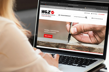 Das Bild zeigt eine angeschnittene Person, die vor einem Laptop sitzt und den W&Z-Onlineshop pflegt.